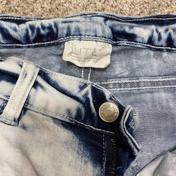 Extra Frayed Hem Shorts - Picture 3 of 4